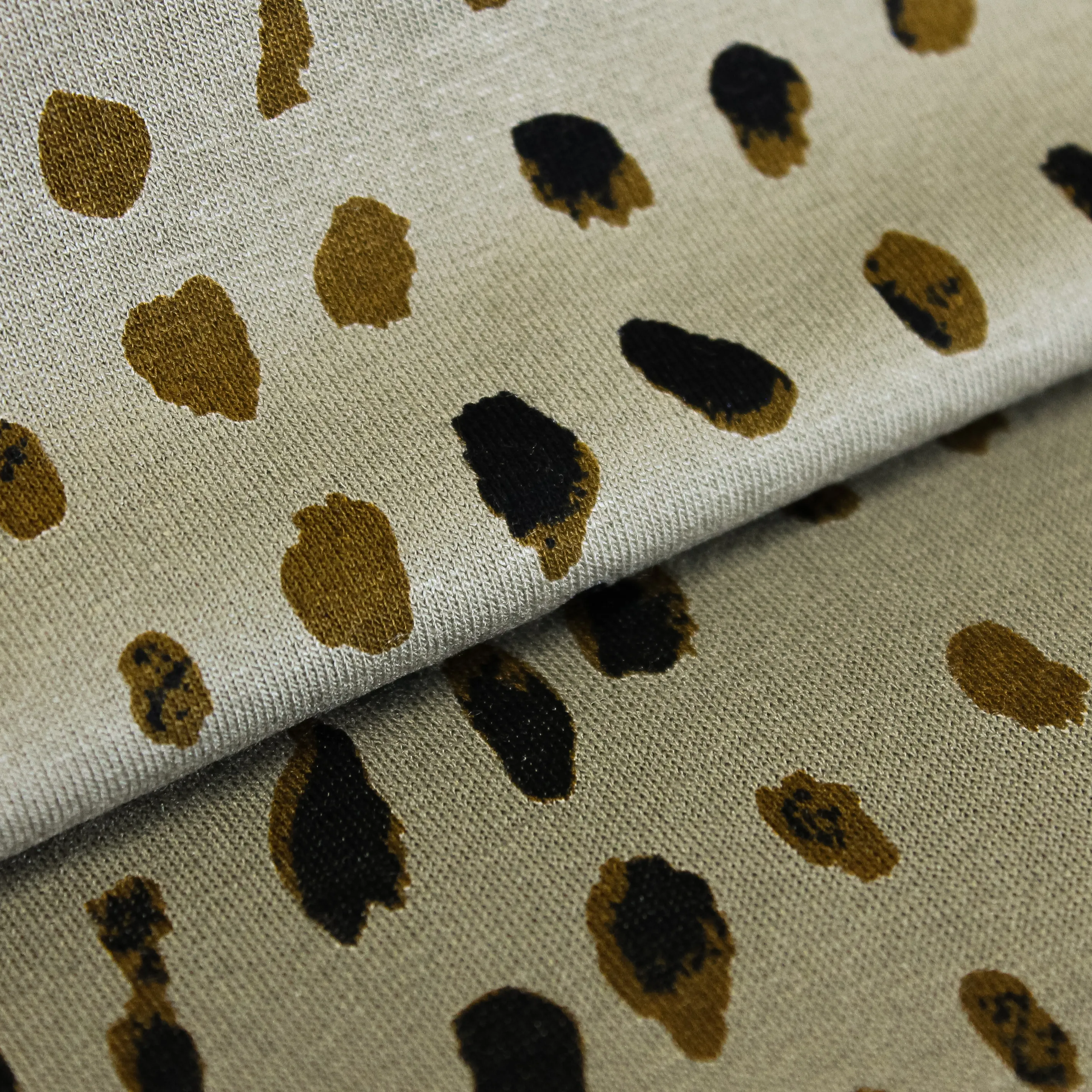 Viscose tricot groen met zwart/bruine vlekken - My Image